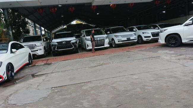 アジア圏の国々ではVIP車両は<br />アルファード系になっていますが、<br />カンボジア王国では圧倒的に<br />ランドクルーザーでした。