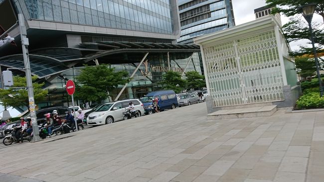 ホテル近くは車の数も減り、運転手さんと<br />会話が出来る程、静かなエリアとなりました。<br /><br />静かなエリアに入ったら、運転手さんが<br />明日の予定について話しかけてきました。<br />市内観光なら案内するけど？<br />指定の時刻にホテルまで迎えに行くから、どう？?<br />と言ったお話しでした。<br /><br />私が、明日は飛行機でシェムリアップなんだと<br />答えると、それは良い、シェムリアップには友達が<br />いるから空港まで出迎えてAngkor(アンコール)観光<br />OKだ、勿論、明日はホテルへ自分が迎えに来て<br />プノンペン国際空港まで送るから、と言うことでした。<br /><br />これは面白い。<br />ホテルから空港までの移動は必須。そして、どのみち<br />シェムリアップでの足の確保は必要なこと。<br />この後、どのような展開となるのか楽しみでした。