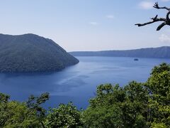 展望台からの眺めです。摩周湖といえば霧ですがこの日は快晴。もともと反対側の第1展望台や第3展望台よりも標高が低いため、霧の発生が少ないとのこと。摩周ブルーがとてもキレイでした。