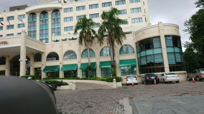 そんな会話をしていたらホテルに到着。<br />空港から7㎞とのことでしたが、道路も混んでいるし<br />乗り物なりの移動スピードなので結構時間が掛かり<br />ました。実際には35分程でしたが、体感的には<br />その倍位は掛かった気がしました。<br /><br />ホテルの車寄せに停車して、言われた料金の<br />10USドルを支払いました。<br />この料金が高いのかどうかはわかりません。