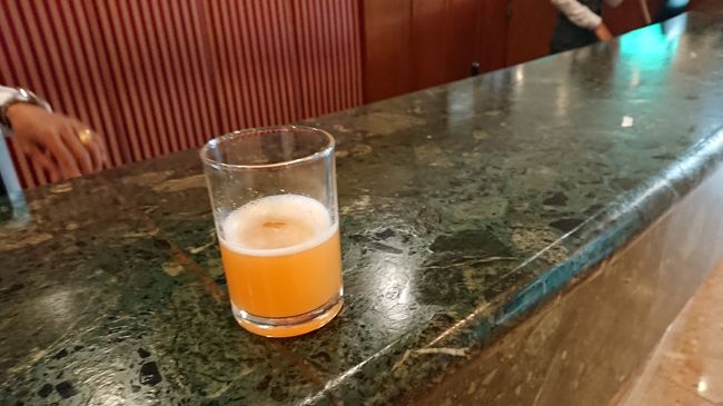 ホテルのカウンターでCheck-in。<br />WelcomeDrinkが本当に嬉しかったです。<br />__ __<br />Sunway Hotel Phnom Penh(サンウエイ ホテル プノンペン)<br />1 Street 92 Sangkat Wat Phnom,Phnom Penh CAMBODIA