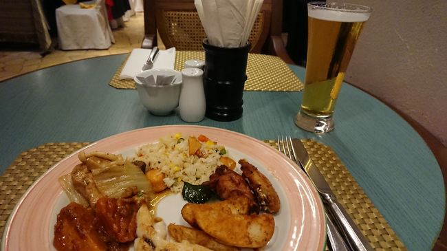 テーブルに案内していただき、<br />まず、ドリンクはAngkorビール。<br />アラカルトかブッフェかと聞かれたので<br />ブッフェといたしました。