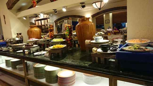 レストランの窓際側の席では<br />パーティーが催されていました。<br />現地企業と韓国企業の経営者の<br />方々だったのかな?