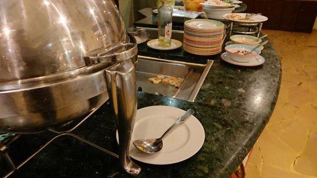 キッチンカウンターでは<br />魚がソテーされ供されていました。