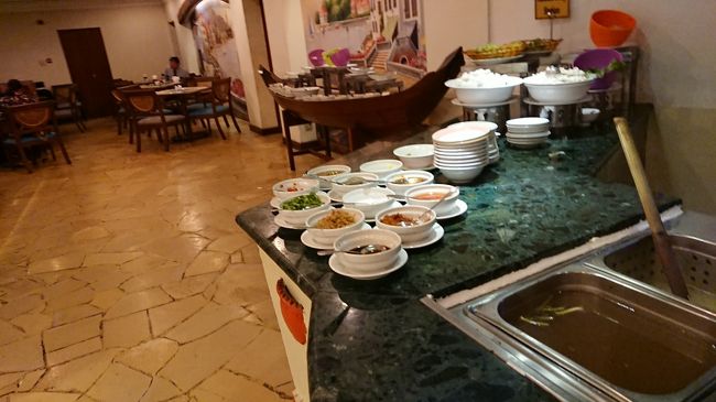 私の案内していただいたテーブルは<br />窓際の角席でした。<br />レストランの奥側となる場所のテーブルには<br />何組かお客さんの姿がありました。