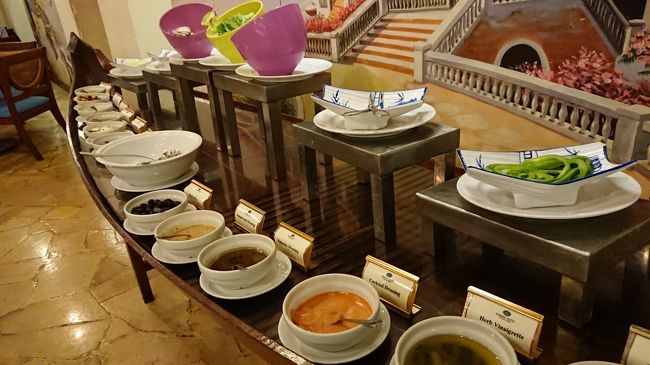 各種ドレッシングが置かれていました。