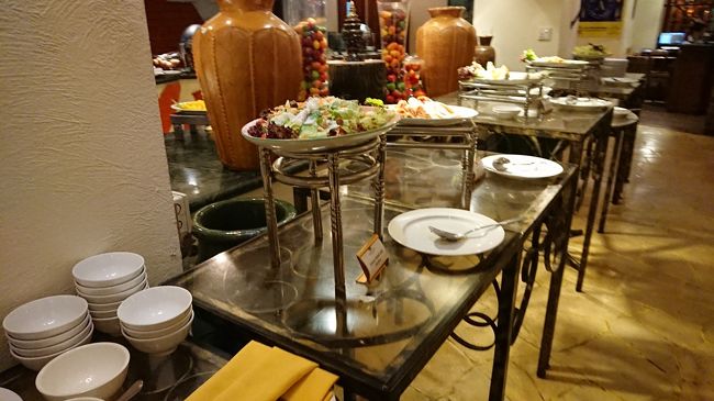 さて、明日の移動手段ですが、ホテル到着時に<br />三輪タクシーの運転手さんと話しがまとまり、<br />1日お願いすることにしました。<br /><br />出発便の時刻を言ったところ、ホテル発は6AM、<br />出来ればもっと早い方が良い、朝は渋滞するから。<br />とのことでしたが、早い出発は(起きるのが)無理<br />なので6AMに迎えに来てもらうこととしました。