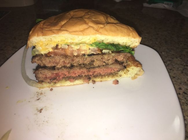 カットしてみました。<br />美味しかった～ <br />ダブルでこのサイズです。<br />シングルからトリプルまであります。