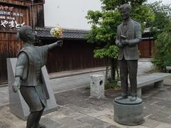 近江八幡駅からはバスで街の中心部へ。

建築家のヴォーリスと少女像。