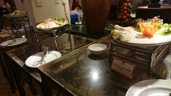 それからスマホを手渡して私のイングリッシュNameを<br />入力して欲しいとのこと。成る程、現地の迎えのボードに<br />この名前を書けばわかると言うことなんでしょう。<br />更に成る程と思ったのは、私が名前を入力し終わると<br />カカオトーク？みたいなSNSで直ぐに送られたことでした。<br />ラグ無くレスが来てとりあえず予約となった訳です。<br />そうか、これが21世紀なんですよね。<br />こんな流れで明日の移動手段の確保は出来ましたが、<br />さて、一体どうなることでしょうか。