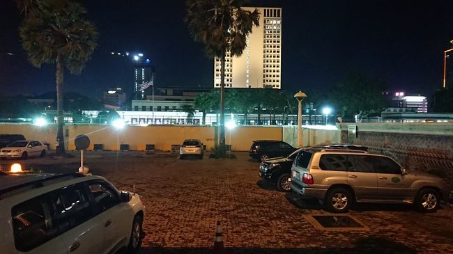 揚げ物や焼き物に懐かしい味付けを感じました。<br />何がそう感じさせたのかは、この時には<br />わかりませんでした。<br /><br />レストランの窓から駐車場と米国大使館が<br />望めました。駐車場で目立っている車両は、<br />やっぱりここでもランドクルーザー。