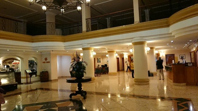 レセプションホールで絵画を鑑賞した後、<br />階段を利用して2階へあがってみました。