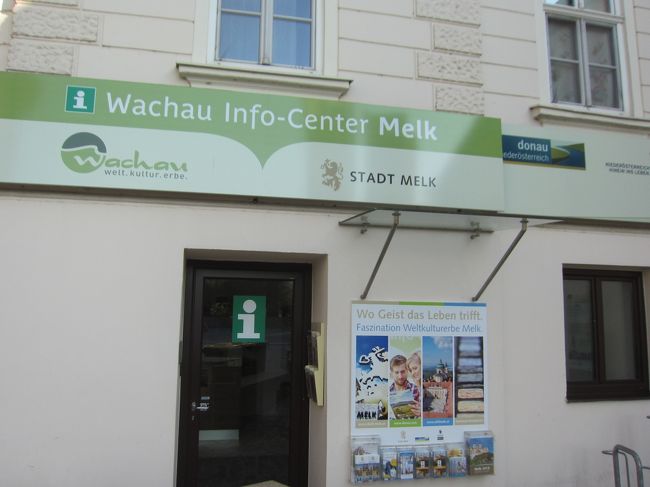 観光案内所。もう閉まっていましたが外にパンフレットがあったのでもらいました。メルク川沿いの所にありました。この近くにバス停があったので明日はそこから乗ります。