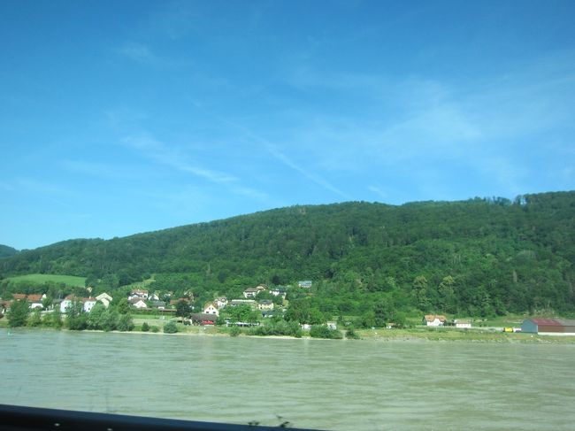 バスの中からドナウ川。