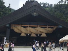 出雲大社の神楽殿に到着。
あれが昨日見逃した大しめ縄！
二度手間になってしまったので、つくづく旅行雑誌はちゃんと読んでおくべきだと痛感しました・・・(*_*)