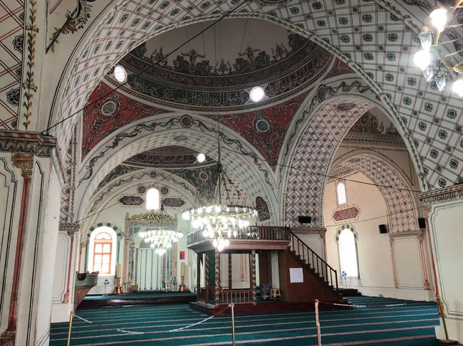 オスマン朝初期のイスラム寺院ジャマヤ・ジャーミアの内部。ビザンチンとオールドブルガリアの混合様式というらしい。<br />室内は、白いタイルをブルーの絨毯が美しい。<br />