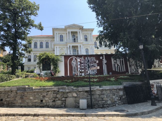 まずは、ボヤジエフ（ブルガリアの現美術作家）の家。ただし、工事中。