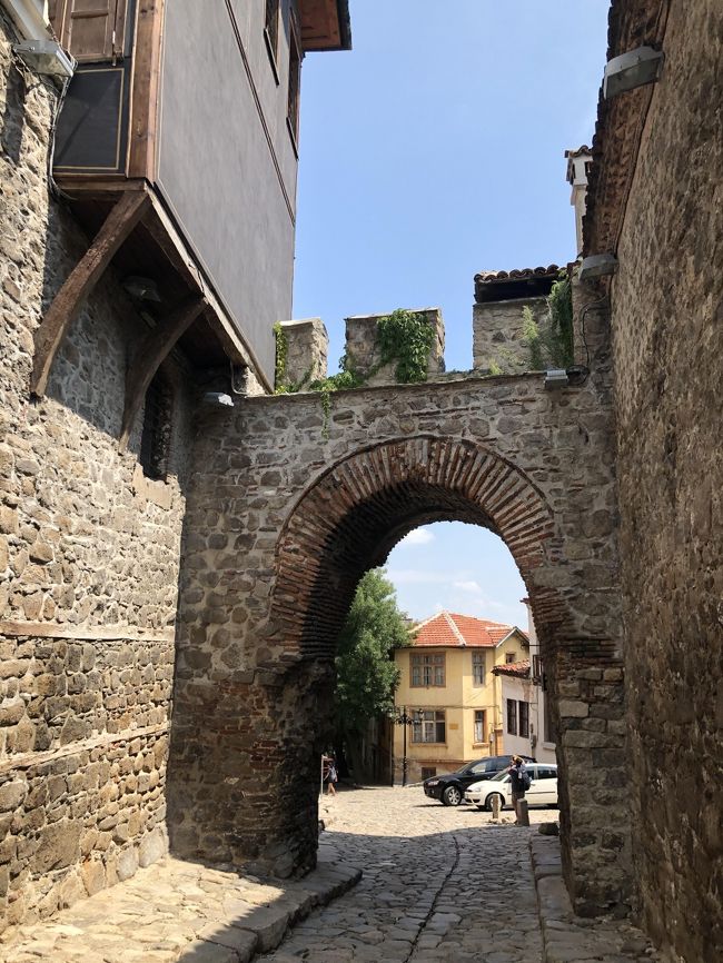 聖コンスタンティン・エレナ教会の先を右に曲がるとヒサル・カピヤ（要害門）。<br />オスマン帝国のHisar-kapiyaの入り口であり、市壁にある3つの入り口/出口のうちの東の門。<br />歴史を感じる良いゲートだと感じた。