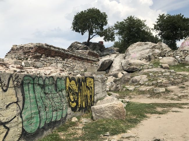 しかし、許すことができないのは、このような落書き！