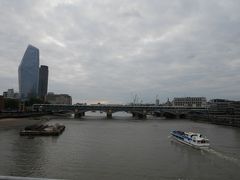 テムズ川に浮かぶ船、ここを渡ってきたのです。
この地点でもう19時半、夏のロンドンはまだまだ暮れません。