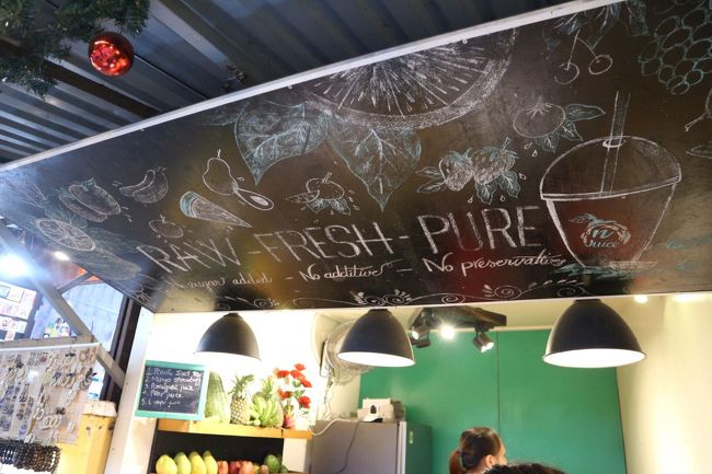 ホテルからGrabでホイアン旧市街へ。<br />有名なバインミーのお店の隣のジューススタンド。<br />ホテルからのシャトルバスは結局一度も遭遇できませんでした。<br />おおよそ200円ほどで到着。