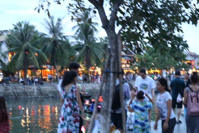 川沿いに出ました。<br />客引きがすごいです。<br />船に乗らないか、と声をかけてきます。<br /><br />果物の籠をかつがせて、売りつけようとしてくるおばさんもいますので、ご注意ください。