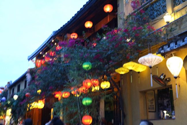 日が暮れてランタンに灯がともりました。