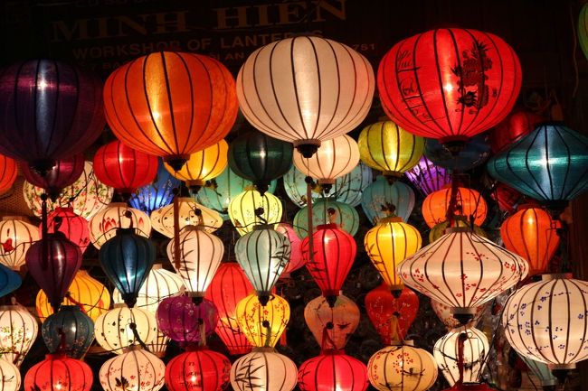 食事の後はランタン見学に行きます。<br />写真を撮ろうとするとお金を要求してくるお店もあります。