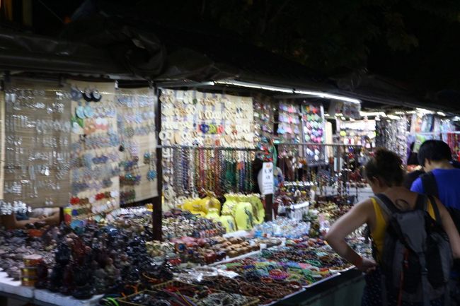 雑貨を売っている露店。<br />基本価格交渉で決まりますが、一定以上は安くしてくれません。<br />この後のコン市場の方が安かったので、ダナン滞在の方はここで買う必要なないと思います。