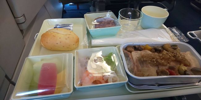 機内食。<br />ポークソテーが生姜焼きのようでおいしかったです。