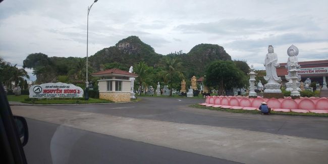 空港からはホテルの送迎を利用します。<br />事前にメールにて予約。<br />450,000VND