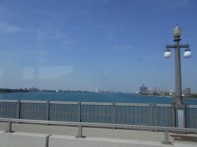 ベル島に渡る橋、遠くのビルはデトロイトダウンタウン