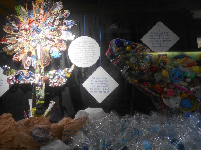 河川、海洋のゴミ投棄の現状を訴える展示