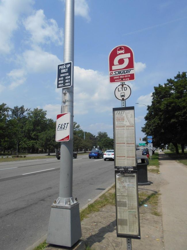 ダウンタウンからのバスを待つ