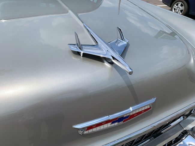 何時ものレストランで遅めの昼食、駐車場のクラシックカー