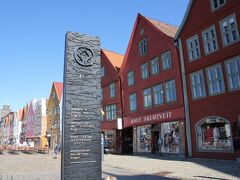歩いて次の場所へ。
港に立ち並ぶ旧市街の倉庫群【ブリッゲン／Bryggen】に来ました。
カラフルな倉庫群は１９７９年に世界遺産として登録されています。

【ブリッゲン】はノルウェー語で『橋』という意味なんだって。