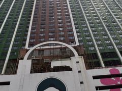 チェックインしてから一旦荷物を下ろし小休止後に、ＭＴＲに乗って尖沙咀（チムサーチョイ）まで移動です。とりあえず、荷物を置き小腹をなだめるのと喉を潤してあげるためにホテル１階に有るセブンイレブンで、ビールの仕込みに。