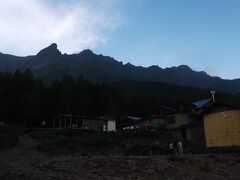 赤岳鉱泉と横岳の岩峰