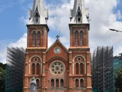 サイゴン大聖堂
ファサードバッチリですが、後ろは修復中