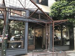 アメリカ・サンフランシスコ ミッション地区【Four Barrel Coffee】

【フォーバレル・コーヒー】のエントランスの写真。

店名が書いていないため、見逃しそうです。地図を見るとこちらで
合ってる。

エントランス前には・・・