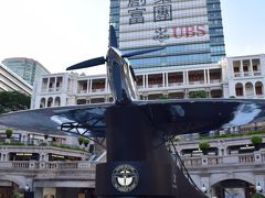 ホテルからビクトリアハーバーの波止場に行くためＭＴＲに乗りチムサーチョイへ。駅を出てすぐの広場には、イギリス空軍の名戦闘機スピットファイヤーがシルバーのボディーで飾って有りました。