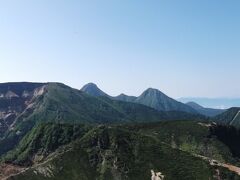 東天狗岳から八ヶ岳南部　平らなのが硫黄岳