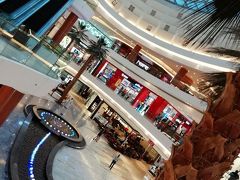 かっこつけて斜めに撮った写真です
そんなに大きいモールではありませんが、噴水があったり、お店が充実しているのでちょっとしたショッピングにはいいかも