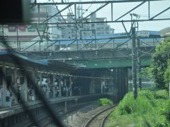 　新川崎駅横を通過