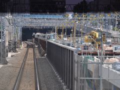 　日吉駅手前、相模鉄道と相互乗り入れする神奈川東部方面線の工事でしょうか。