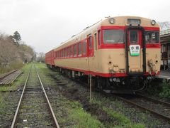 途中の国吉駅☆
ここで対向列車とのすれ違いです。
列車が来る前に、駅構内の渡り板の上で写真☆