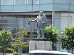 中心市街地側の北口前には徳川家康公像が駅の方を向いて立っています。