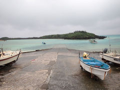 次は「皆田海岸」へ。こちらで海に入ってみようと思います。この日は義父母をシュノーケリングに連れていこうと思っていたので、どこがいいかの下見も兼ねて。

コンクリは藻が生えていて滑りやすいのでご注意ください。はい、すってんころりんして流血しましたっ！（；＾ω＾）といってもほんのちょっとです。問題なし！

やはり早朝で薄暗いですし、悪天候で潮の流れが早いように感じたので、すぐに上がってしまいました。