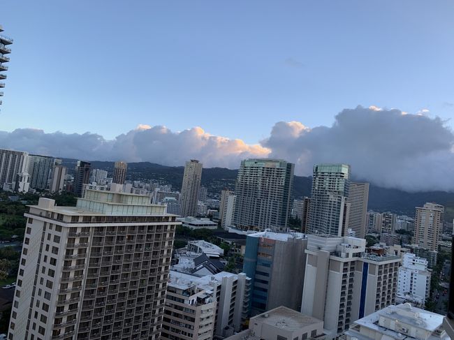 ハワイ旅行最終日の朝を迎えました。<br />山側は厚い雲に覆われてます。