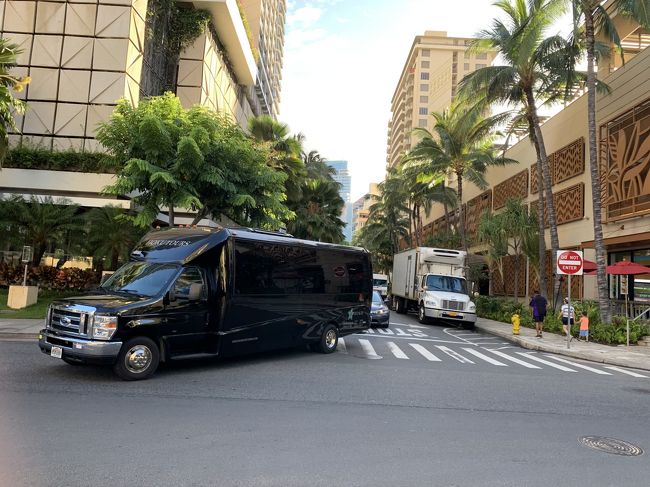 カリアロードを通ってビーチに向かいます。